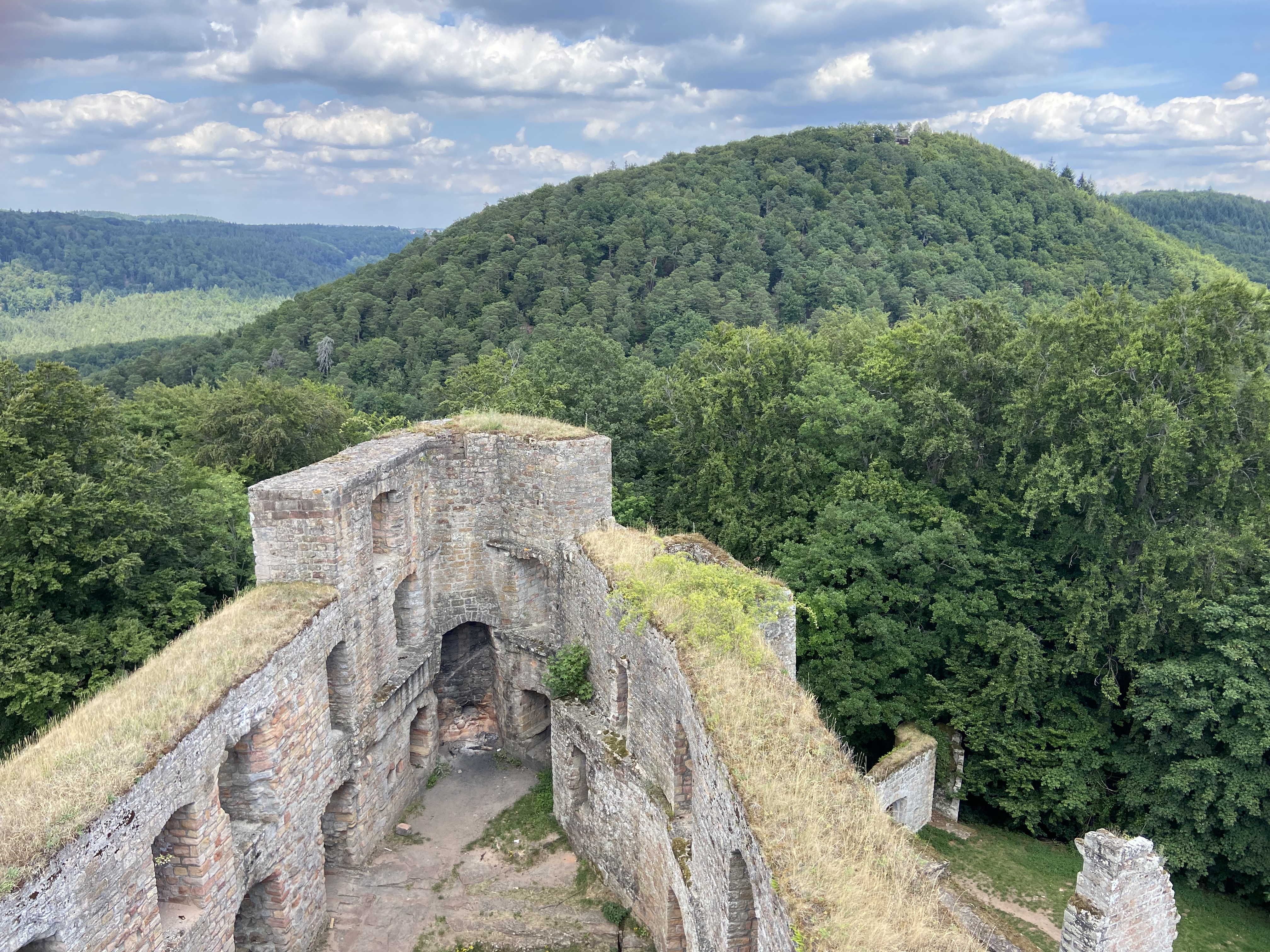 Merzalben/Südwestpfalz: Hoch hinauf zur mächtigen Stauferburg