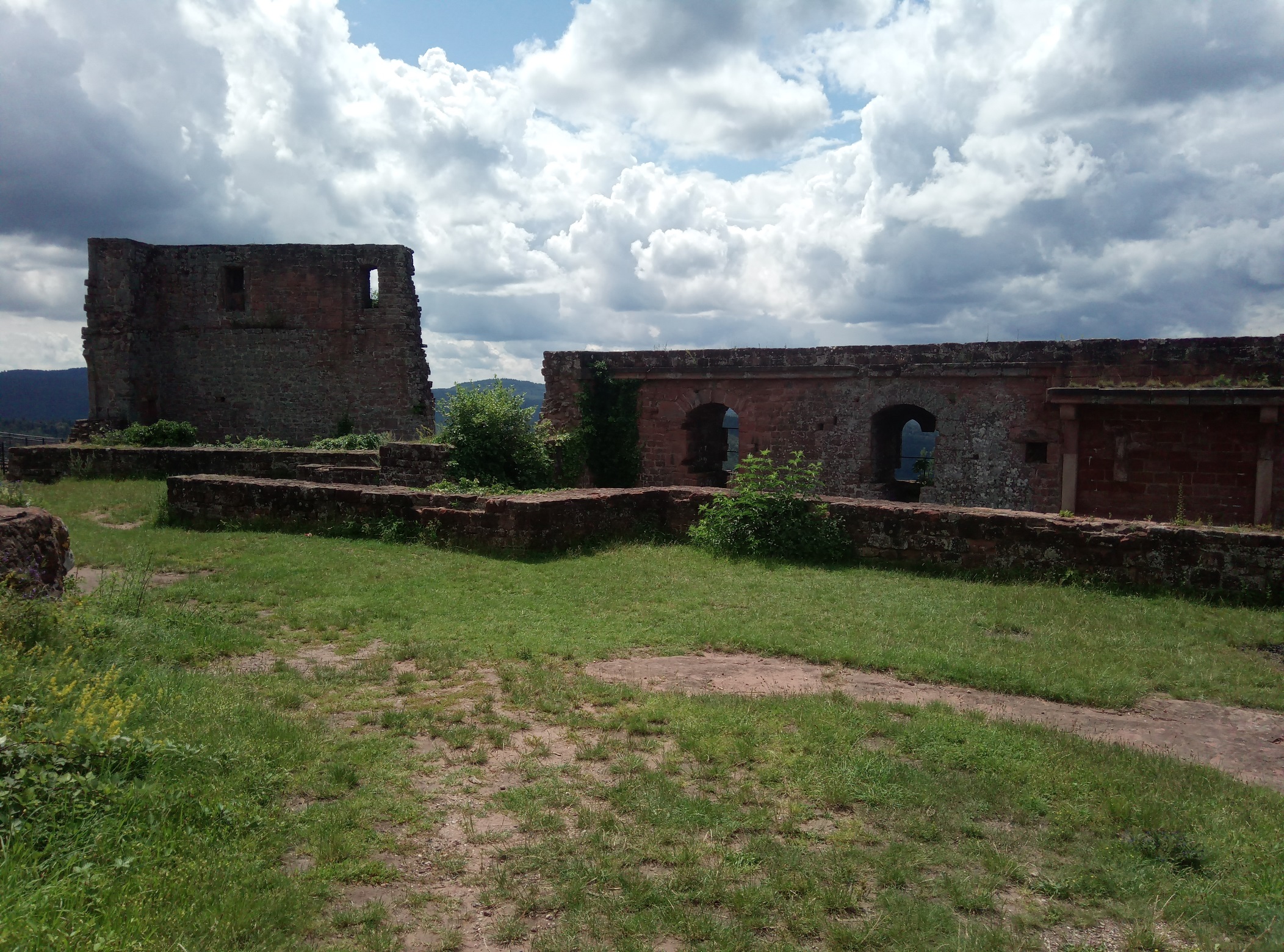 Wandern im Pfälzerwald: Die Burgruine Lindelbrunn erleben