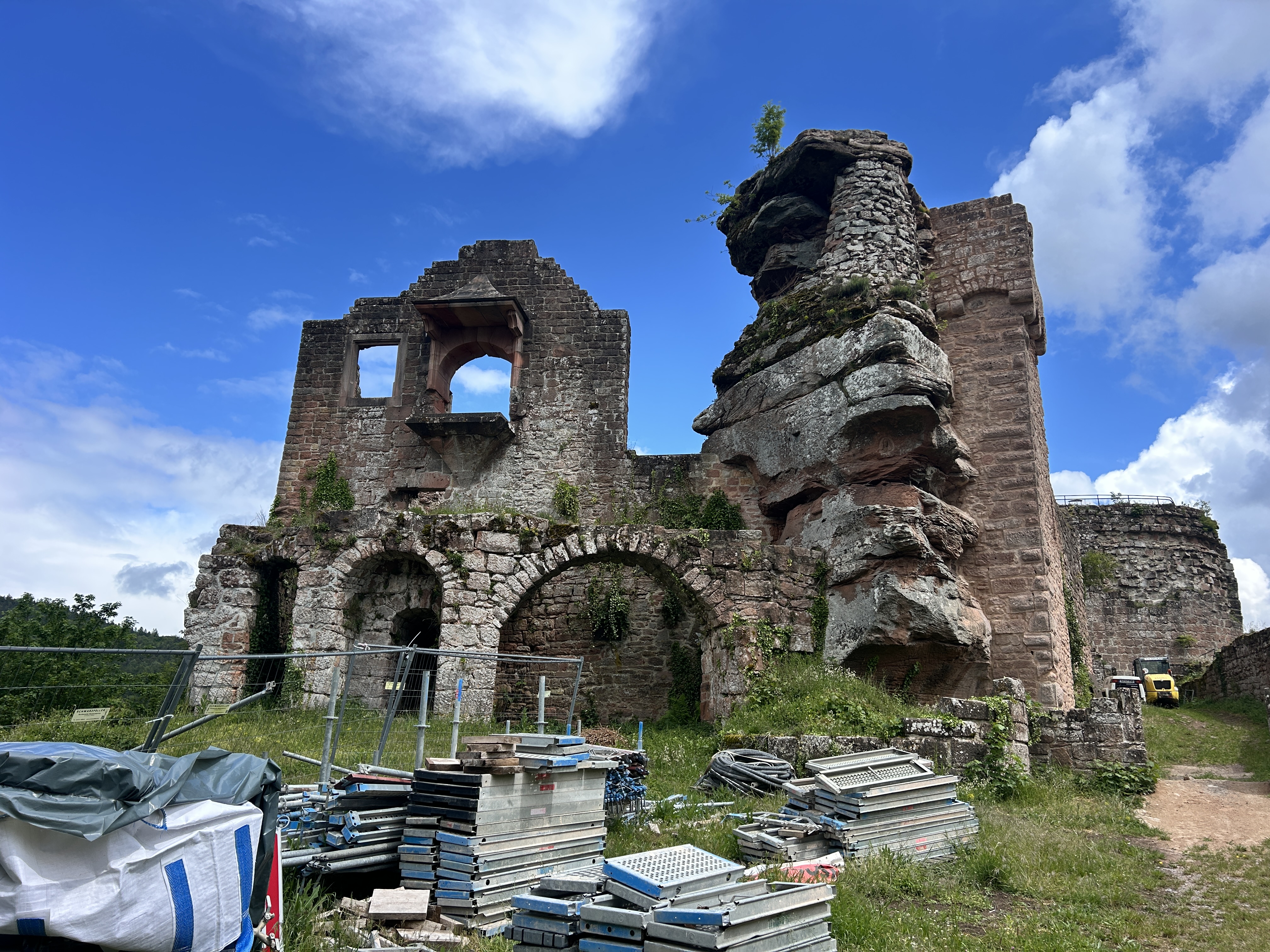 Burg Neuscharfeneck im Pfälzerwald